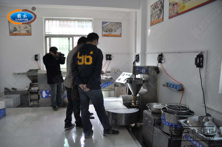 肉丸成型機(jī)和自動(dòng)煮丸水槽對(duì)魚(yú)漿進(jìn)行定型和熟化