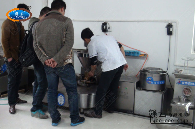 工作人員操作演示機器