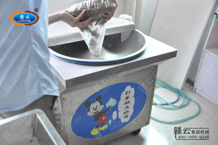 腌蘿卜干倒入菜餡機