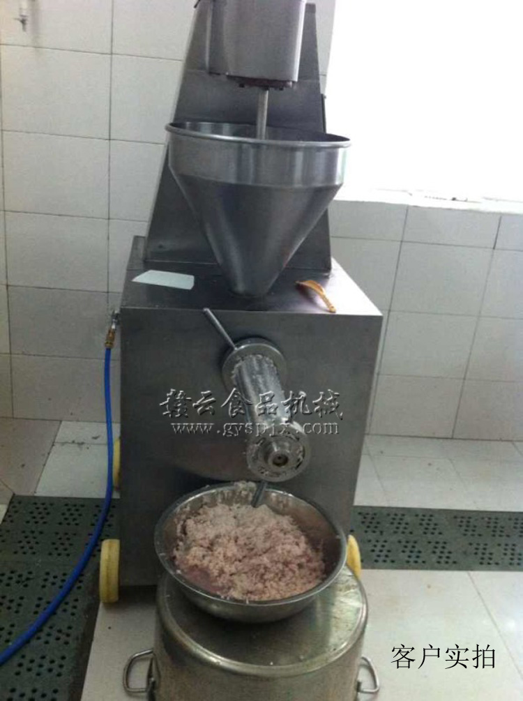 客戶訂購(gòu)我司生產(chǎn)的二代魚糜精濾機(jī)加工場(chǎng)景