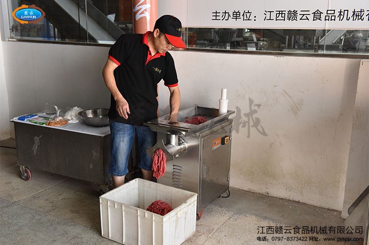 贛云立式絞肉機(jī)32型絞牛肉過(guò)程